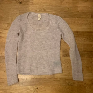 H&M premium - Ljusrosa stickad tröja med extra långa ärmar från h&ms premium kollektion i mohair 