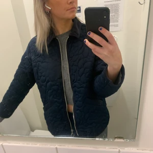 Monki jacka strl s - Säljer denna fina jacka från monki i strl s!! Skitsnygg och bekväm ❤️‍🔥❤️‍🔥❤️‍🔥😍