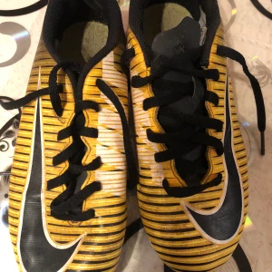 Nike  - Nike Fotbollskor i stolek 35, använda ett par gånger men funkar felfritt ändå, inget fel på dom. Köparen står för frakten 
