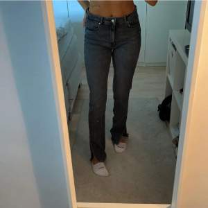 Säljer mina fina zara jeans för har ingen användning för dom då jag har ett par ungefär likadana. Knappt använda, max 2ggr och då bara korta stunder. En utan bilderna är lånade💖