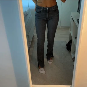 Grå zara jeans slits - Säljer mina fina zara jeans för har ingen användning för dom då jag har ett par ungefär likadana. Knappt använda, max 2ggr och då bara korta stunder. En utan bilderna är lånade💖