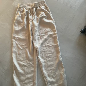 Linne liknande byxor  - Säljer dessa liknande linnebyxor då de är för korta💕 Jag e 1,72 och skulle säga att de skulle passa någon runt 1,65❤️ Klparen står för frakten (kanske går att mötas i Stockholm)❤️❤️