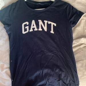 Säljer denna marinblåa t-shirt från Gant, storlek xs. Kontakta mig för mer info