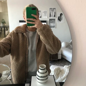 Pilejacka - Pilejacka från hm, väldigt bra skick och inte använd mycket. Pris kan diskuteras. Den är i storlek S men är lite oversized på mig som är vanligtvis storlek S. Köparen står för frakten