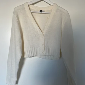 Kofta  - Säljer min gulliga kofta från hm, jätte skönt och perfekt till våren och sommaren. Storlek S 