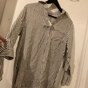 Hailys skjorta/blus - Detta är en skjorta/blus från Hailys i storlek S. Helt oanvänd och prislapp sitter kvar. Den är skönt material.