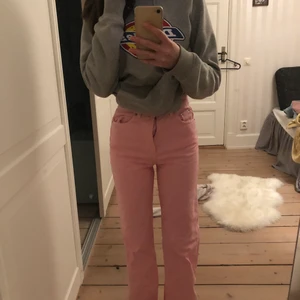 Rosa Gina jens  - Säljer dessa fina rosa jeans från Gina i storlek 32 dem har en pytte liten fläck nera på benet men inget man ser och inte vågat ta vanish på ifa det skulle blekas ist💕 köpta för 599 säljer för 250+ frakt💕 andvända ca 5 gånger💕