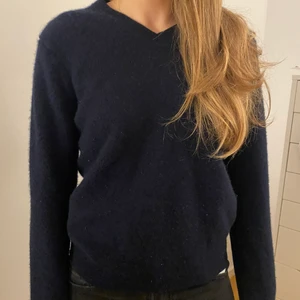 Carshmire tröja - Superfin blå cashmire tröja från uniqlo som är i storlek M men mindre i storleken.