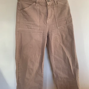 Brun/beiga Jeans  - Säljer ett par väl använda jeans, som sitter jättebra på oxh är super sköna. Från Trendyol. Köparen står för frakten!!