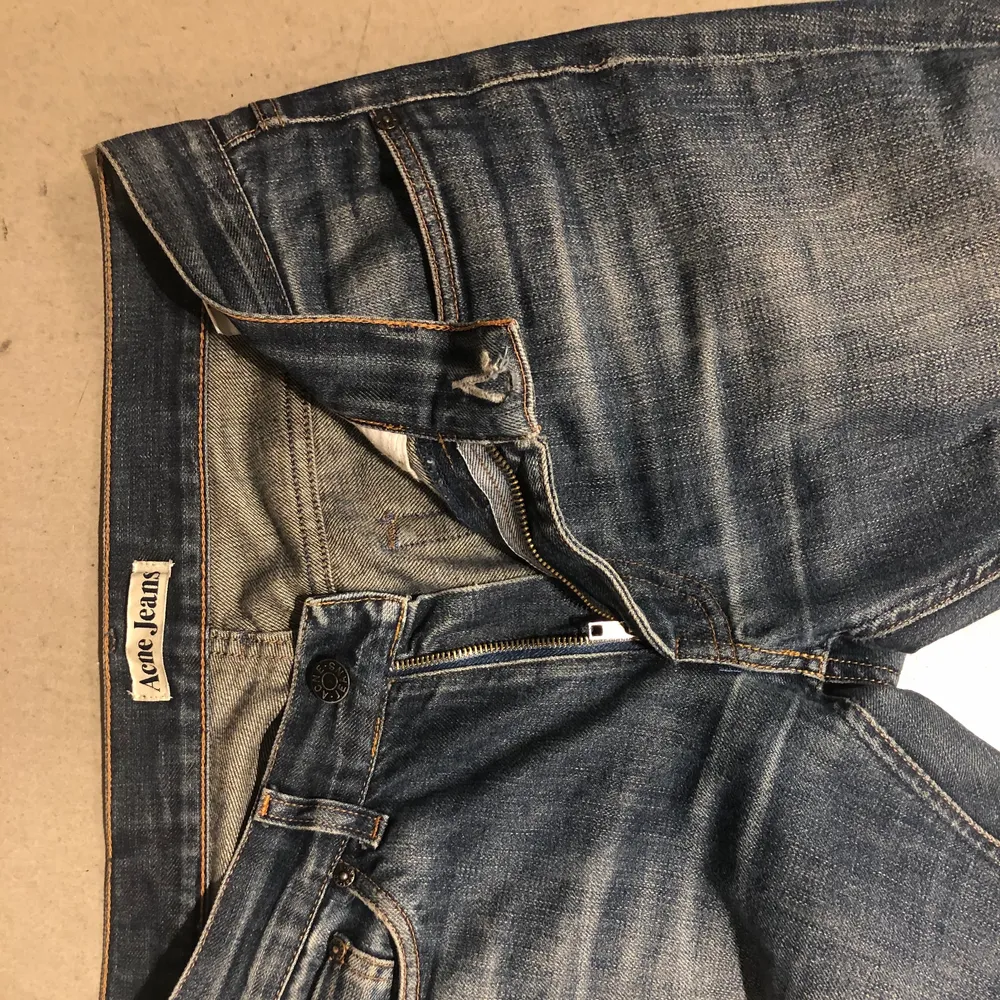 Ett par jätte fina mörka Acne jeans som har en rak passform och låga i midjan! Kommer tyvärr inte till andvändning:( de går bra att skicka och mötas.. Jeans & Byxor.