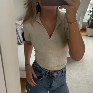 Beige topp - Säljer denna jättefina beiga tröjan från gina i storlek XS (men den är väldigt stretchig så skulle säga att den även passar S&M). Superfin till vår/sommar & passar till allt. Endast använd 1 gång. DM för fler bilder 💗 köparen står för frakt