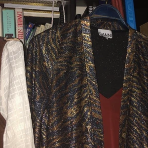 GANNI KOFTA - säljer min älskad Egan kofta med glittrigt leopard mönster (nypris 1200kr). Har inte kommit så mycket till användning men sååå snygg.🥂 Storlek M men otroligt stretchiga material och passar på alla mellan Xs-L. Finnas att hämta i centrala Stockholm eller frakt mot kostnad! Kram❤️