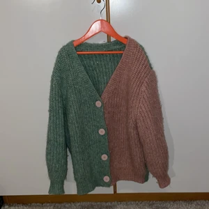 Stickad Zara tröja - Säljer denna coola tjocka stickade tröjan då den inte kommit till användning! Lappen är inte kvar på vissa av dom plagg jag säljer då jag klippt bort dom själv för att jag tkr det är obekvämt. Buda från 110kr ! 💕