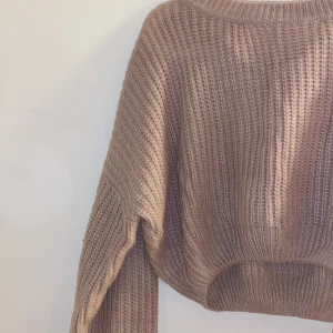 Tröja - Säljer denna tröja då jag beställde den från SHEIN men kom mindre storlek önska den funkade 😕 original pris 110 kr fantastiskt baby rosa med hål på ryggen pris kan alltid diskutera 