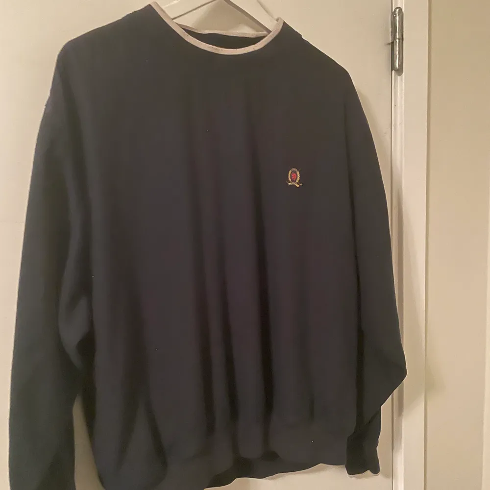 Marinblå ish Sweatshirt från Tommy Hilfiger Golf i storlek L. Använd men i fint skick. Skriv för fler bilder eller frågor. Hoodies.