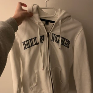 Tommy Hilfiger tröja  - Säljer min hilfiger tröja pga för liten. otroligt skön samt väldigt bra skick. 