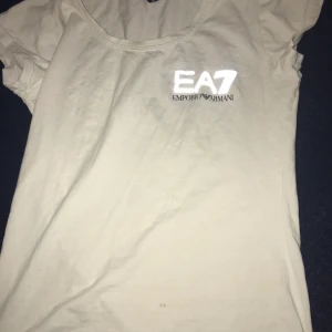 armani ea7 - storlek s. Kan inte garantera äktheten men därav priset.