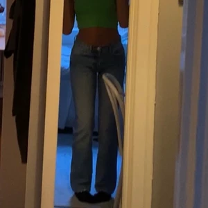 Zara jeans - Dessa drömmiga jeans från zara, modell straight leg! De är använda och det har gått hål på två ställen (se bild 2 och 3) enkla att laga ioförsig, men därav säljer jag till billigt pris. Storlek 38💕