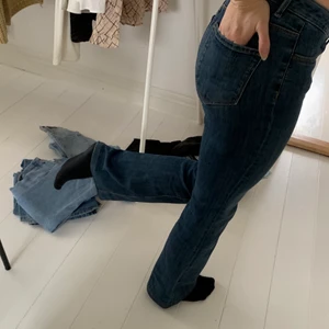 Low Wait Jeans  - De perfekta Low Waist Jeansen. Älskar dom men tyvärr blivit för små! Har en väldigt fin passform, skriv för fler bilder. 