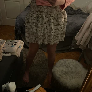 Kjol med hjärtan  - En vit kjol med små svarta hjärtan, från SHEIN. Ganska använd, men fortfarande i bra skick. !Inte genomskinlig!⭐️💓💓köpte för 130kr