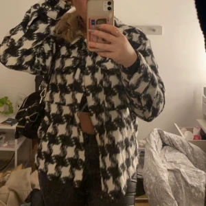 rutig jacka  - fin rutig lite tunnare jacka, från nakd i storlek 38, köpt för 700kr, säljs för 250kr, lite nopprig ( se sista bild ) men inget som man tänker på 🖤 köparen står för frakten 