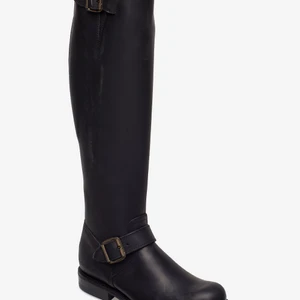 Primeboots svarta classic 36 - Svarta klassiska primeboots supersköna och originalboxen ingår. Sparsamt använda då de var för stora för mig har bara testat ha de med inlägg men de är för stora ändå. Storlek 36 men kn absolut passa en 37a oxå💖 skriv för fler bilder, kan absolut gå ner i pris