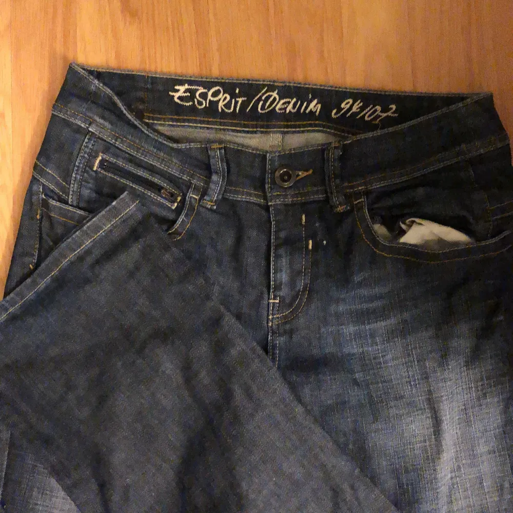 super fina lågmidjade esprit jeans. i jätte bra skick. skulle säga att storleken är w29 l34 (går att sy upp eller klippa av till önskad längd. köparen står för frakt 💚. Jeans & Byxor.