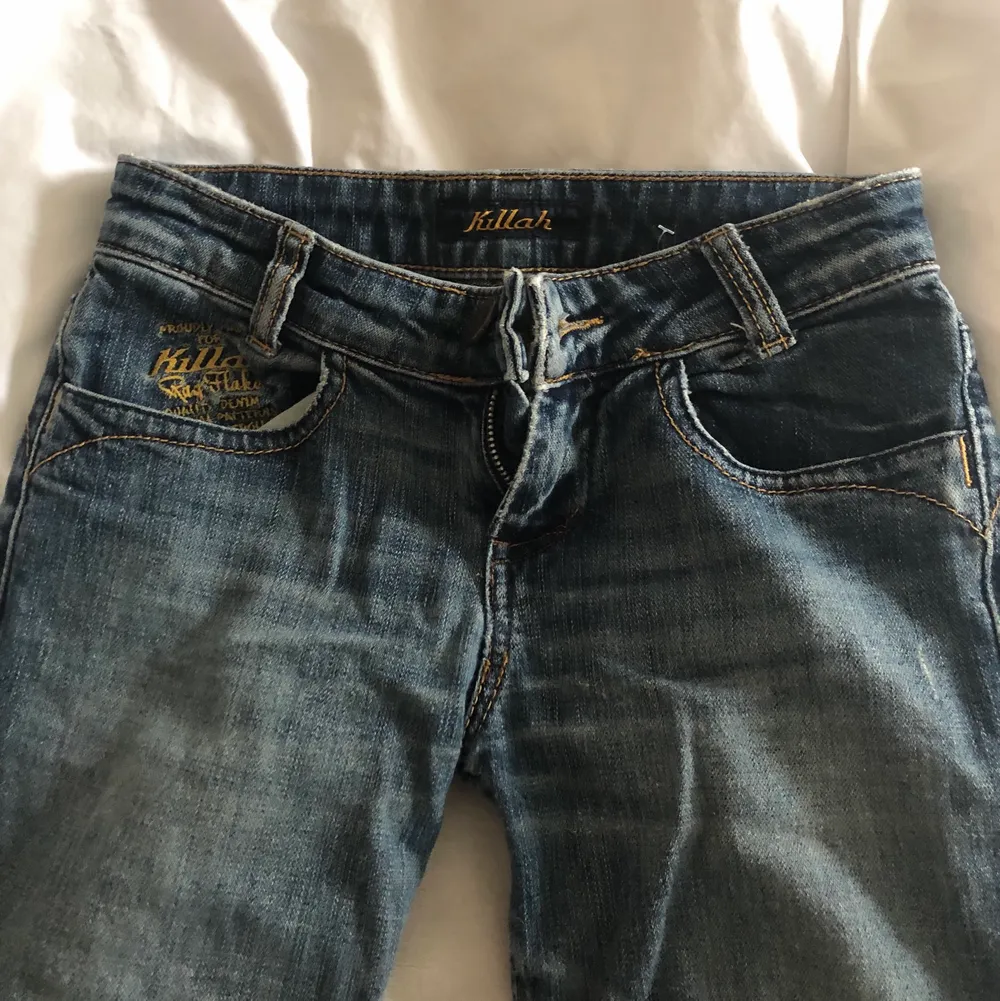 Skitsnygga lågmidjade jeans ifrån killah. Säljer då de tyvärr är försmå för mig.😭 skulle säga att de passar en xs-xxs. W24 och är perfekt längd på mig som är 157 cm.. Jeans & Byxor.