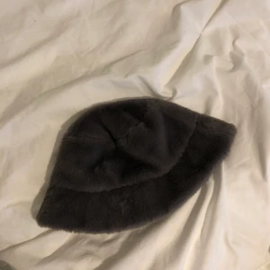 Fluffig grå hatt - Från h&m