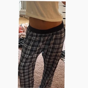 Pyjamas byxor - Säljer dessa snygga pyjamas byxor från Kappahl💕.           Jag hinner tyvärr inte svara alla men ska lägga upp fler bilder n här snart❤️det är min bild till er som skriver att ni vill ha egna bilder💗