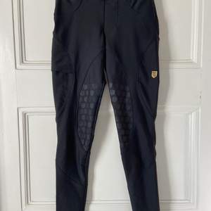 Maya delorez ridbyxor strl xxs, halvskodda, modellen Zia Performance Breeches. Använda fåtal gånger, silikongrippen sitter som ny! Säljes då de inte passar i storlek.              Nypris: 1199kr,  mitt pris: 699kr.  Skicka DM vid intresse, först till kvarn!