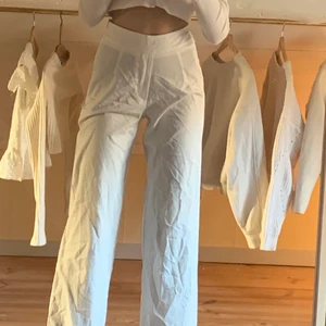 Kostymbyxor bikbok  - Superfina kostymbyxor från bikbok! Aldrig använda, sitter väldigt smickrande. 60kr + frakt💕