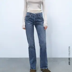 Säljer dessa super snygga Mid Rise Zara jeansen. Jeansen är endast använda ett fåtal gånger. Storlek 38. Köparen står för frakten!❤️‍🔥