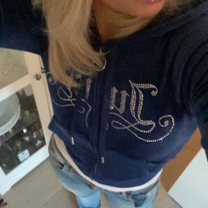 Juciy couture tröja i mörklå  - Säljer min juciy couture tröja i färgen mörkblå. Tröjan har fina Rhinestones på framsidan storleken xs men passar typ en S den har en luva på baksidan och är väldigt mysig 💙 köpte den för 1000 