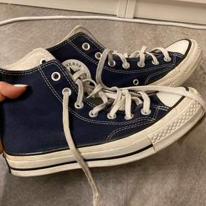 Ett par underbara Converse Chuck 70s i en mörkblå färg! 🤍 I befintligt skick! Ett av skosnörena skulle nog behövas bytas samt på andra bilden syns en röd fläck! 😇 
