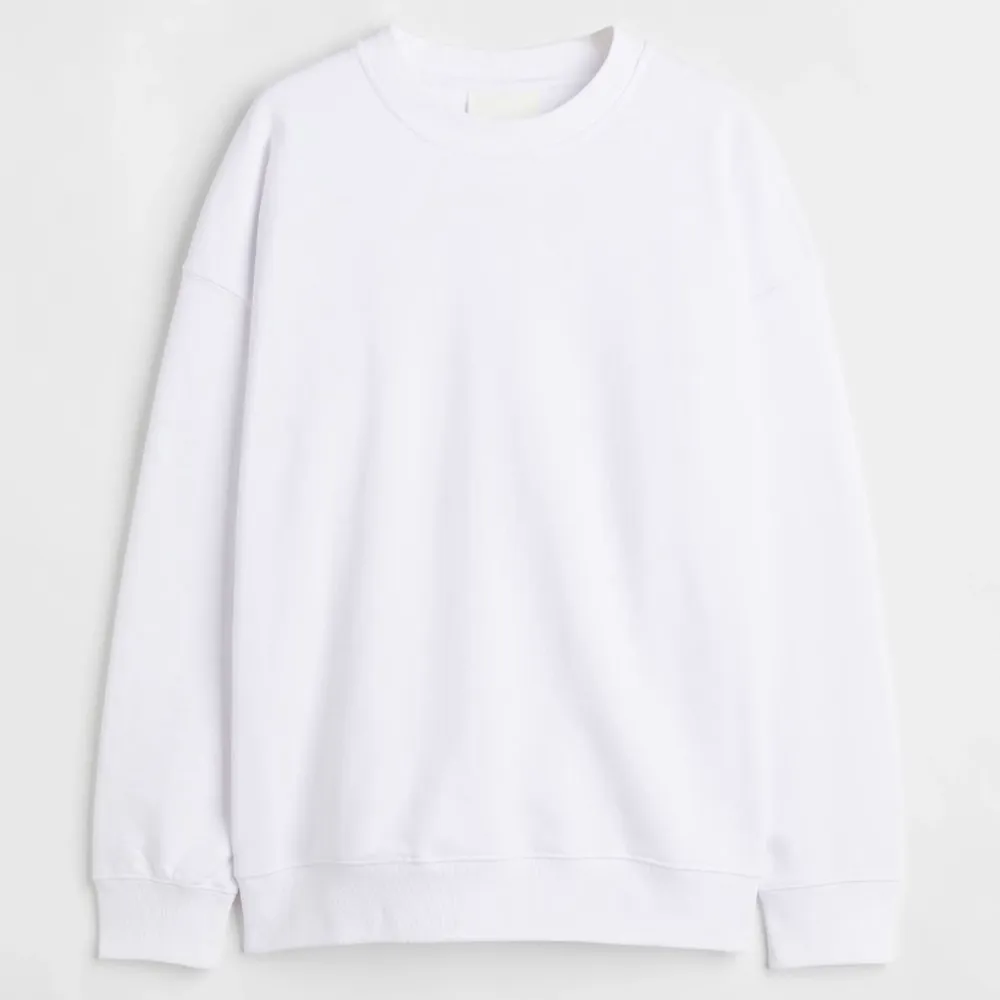 Säljer denna basic vita sweatshirt då den inte kommer till användning. Bra skick!!. Tröjor & Koftor.