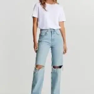 Säljer dessa jeans då de inte kommer till användning, är i jättebra form då jag typ aldrig har andhämtning de. De är perfekt längd för mig som är runt 1,70❤️ köparen står för frakt❤️köpte för 600kr och är slutsålda