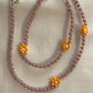 Halsband blommor - Handgjort halsband med blommor, 38,5 cm långt. Köparen står för frakten, 13kr. Kolla gärna mina andra annonser, samfraktar vid köp av flera smycken.