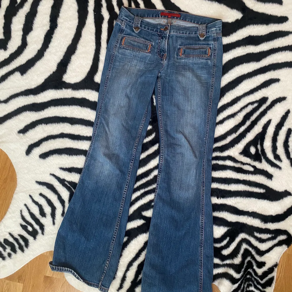 Ett par snygga lågmidjade jeans med tryck på baksida fickor , de har en stjärna och märkets namn ” fcuk” de är lite för långa för mig och förstora där av säljer jag de. Nyskick och kommer från märket FCUK💕. Jeans & Byxor.