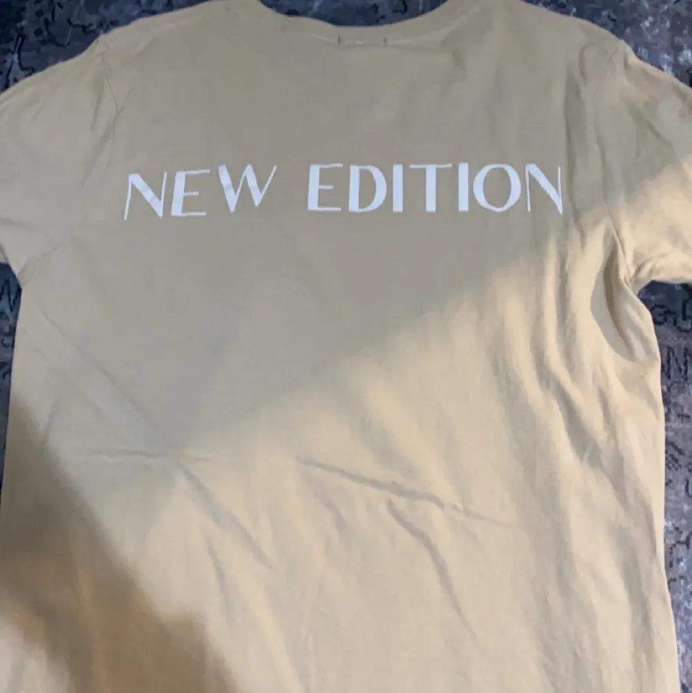 Säljer denna begiea t-shirten från boohoo, aldrig använd. Jättesnygga med vit text ”new edition” på ryggen🤍😍. T-shirts.