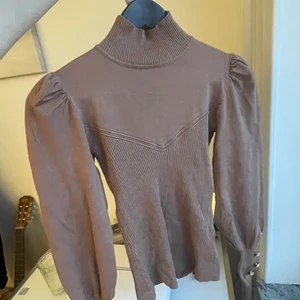 Top - Turtle neck! Använd 1 gång! fake knappar på ärmarna
