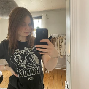 Storlek M  - En vanlig tröja med tryck. Köpt på gina tricot. Storleken är M men jag är själv S och den passar perfekt. Använt vid fåtal gånger men säljer den nu då jag själv inte använder den längre. 