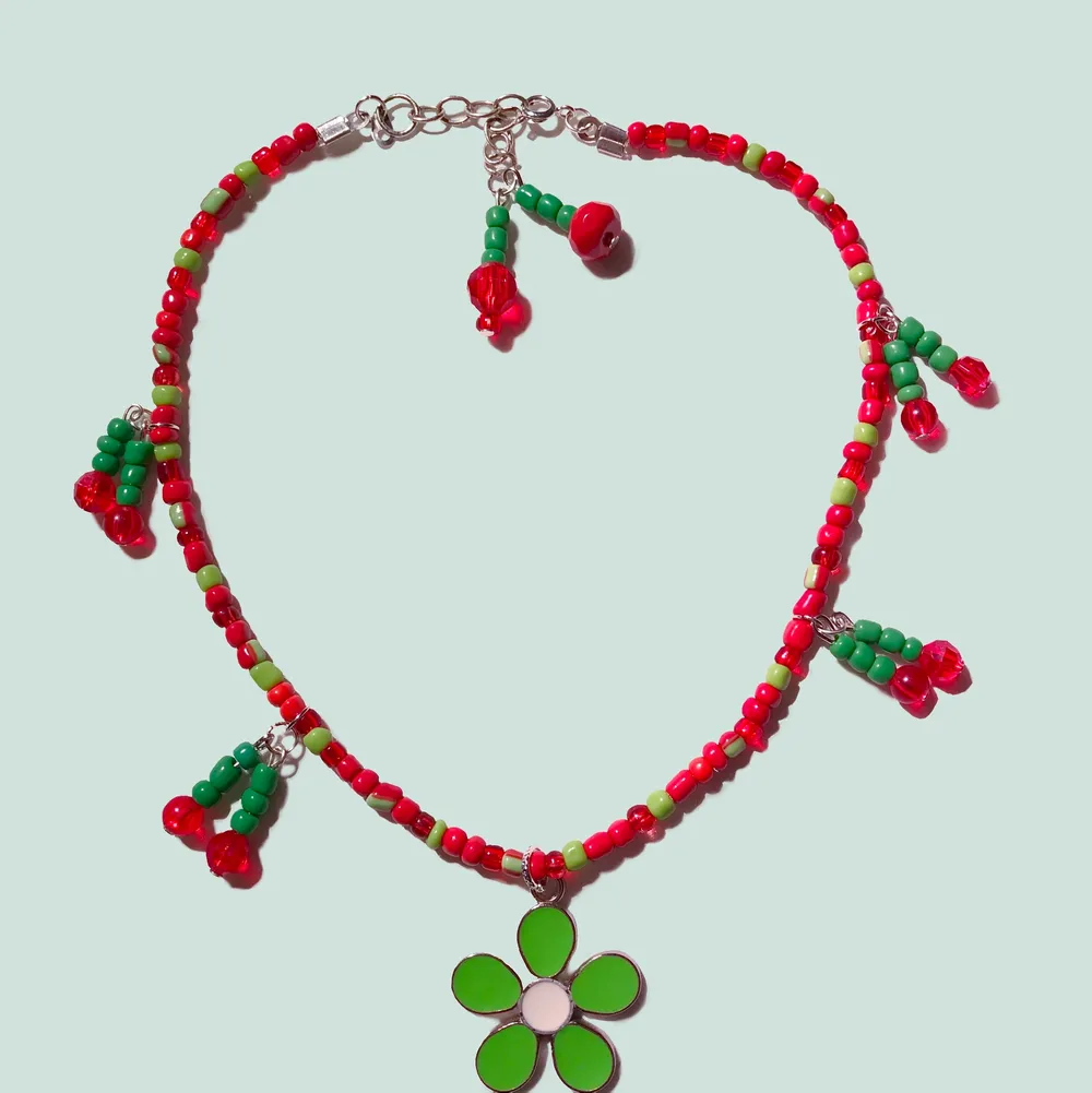 Rött och grönt halsband men körsbär, super gullig på sommaren 🍒. Accessoarer.