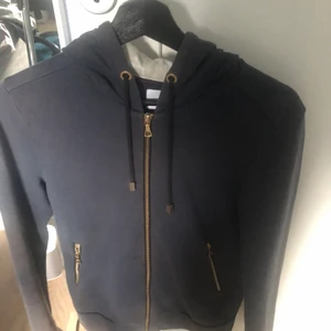 Limitato zip hoddie riocam  - Riocam limitato zip hoddie riktigt fet o i riktigt bra skick haft i ungefär 1 år inte använd jättemycket så i rätt bra skick!!