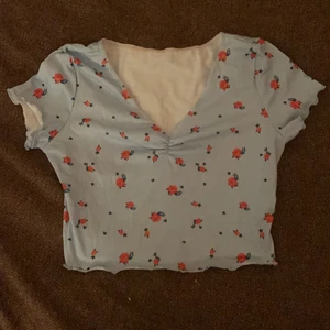 Topp från Shein, gullig - Gullig blommig ljus blå topp från Shein köpt förra året men använder ej, strl S