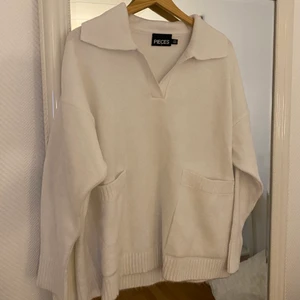 Stickad tröja - Stickad tröja från Pieces i strl S. Aldrig använd, så helt i nyskick 😍 