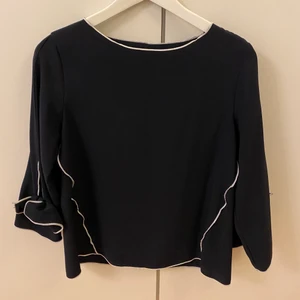 Mörkblå topp från Zara i stl S - En mörkblå topp från Zara i stl S. Köpt för några år sedan men använd endast fåtal gånger. Kan mötas upp i Borås annars står köparen för frakten