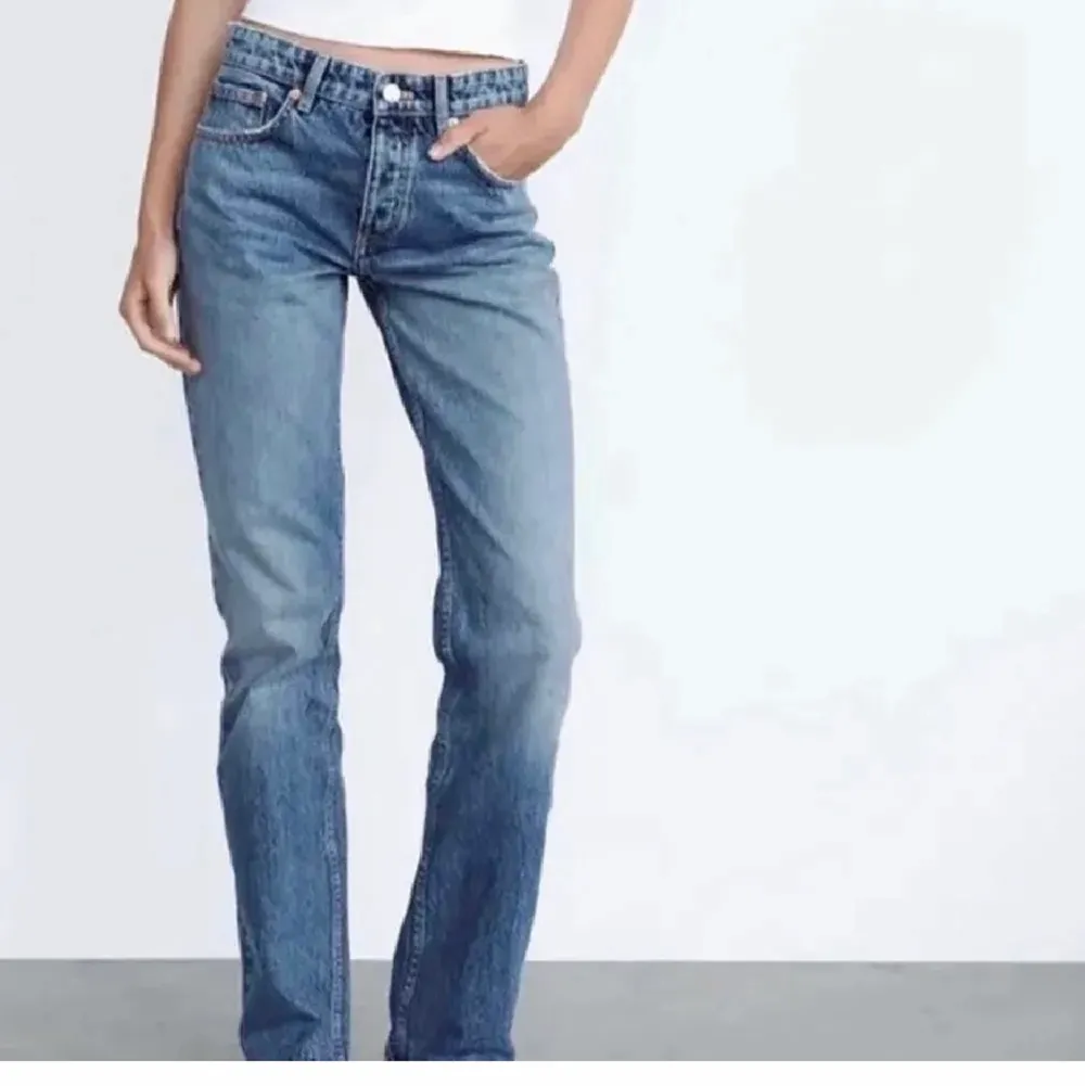 Säljer dessa jeans från zara då de blivit för små, är 172. Det är två knappar vid sista knappen så man kan göra byxan större i midjan. Köp direkt för 300kr. Jeans & Byxor.