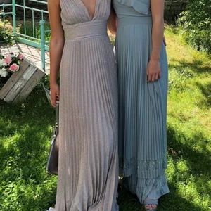 Balklänning  - Drömmig balklänning från bubbelroom (Lovisa Barkmans kollektion). Köpt för 4 år sedan, tror därför inte heller att denna säljs längre. Använd 1 gång!!