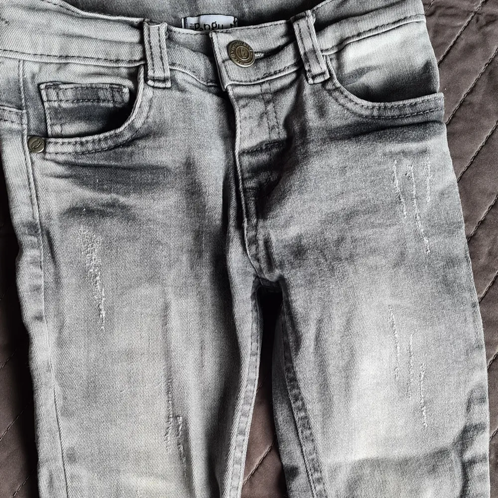 Super bra skick. Sällan använd. På H&M's står det storlek 92 men upplevs som 104. . Jeans & Byxor.
